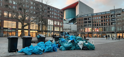 903949 Afbeelding van een berg vuilniszakken op het Vredenburg te Utrecht, als gevolg van een staking van het personeel ...